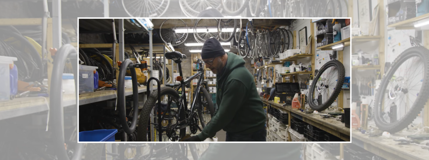 Barry Redman from MerseyCycle demonstrates how to oil a bicycle chain. Credit - MRWA / Culture City.